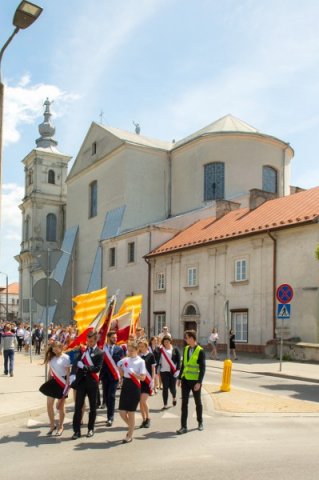 Przemarsz uczestników Jubileuszu Szkoły